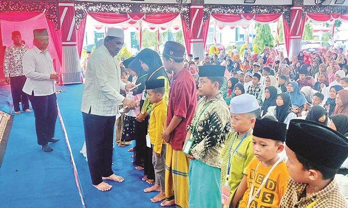 PEDULI: Bupati Sampang Slamet Junaidi menyerahkan santunan kepada anak yatim di Pendopo Trunojoyo Kamis&nbsp;(25/9). (JUNAIDI PONDIYANTO/JPRM)
