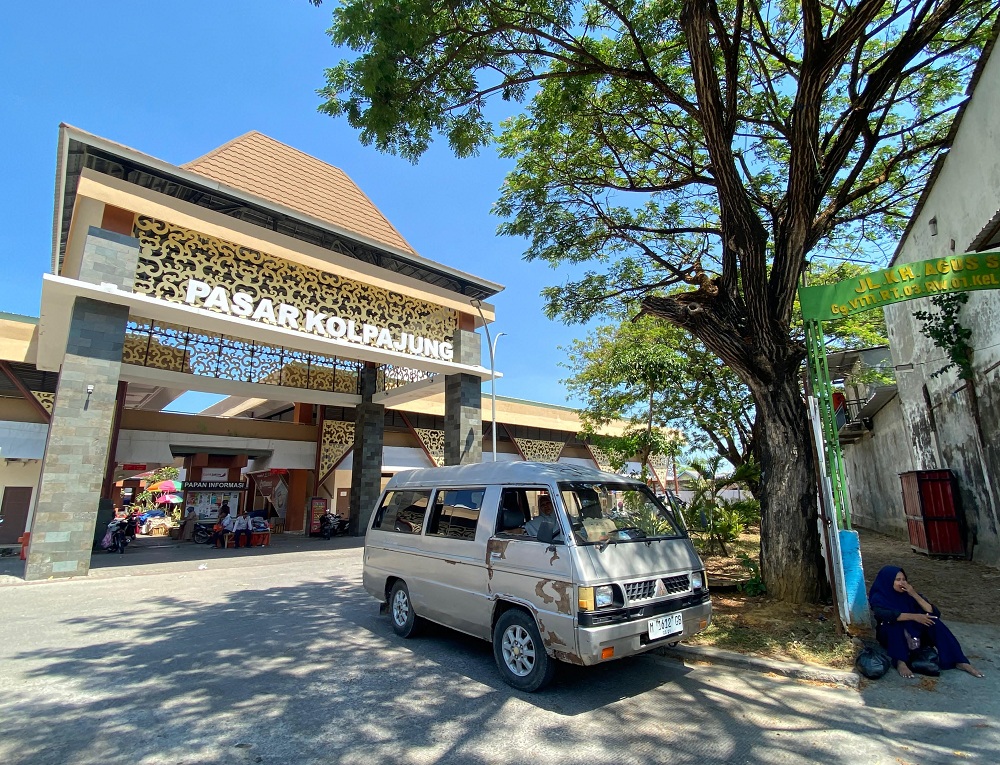 SUMBER PAD: Pengendara motor keluar dari Pasar Kolpajung, Pamekasan, .