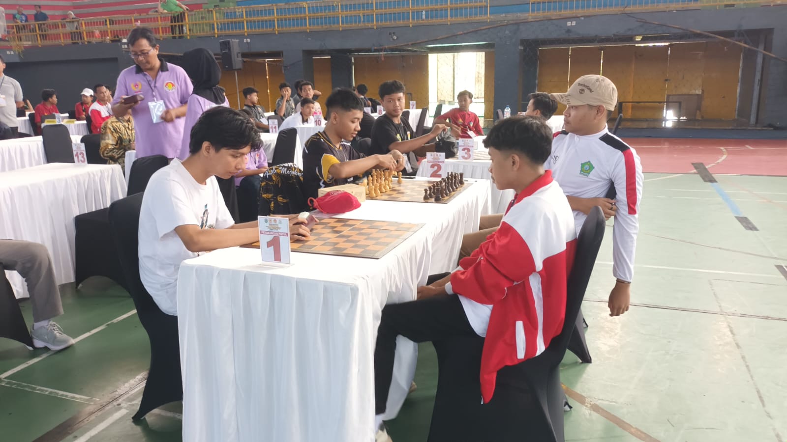 ANDALAN: Atlet catur Bangkalan saat bertanding di Pra-Porprov Jawa Timur Sabtu (28/6).