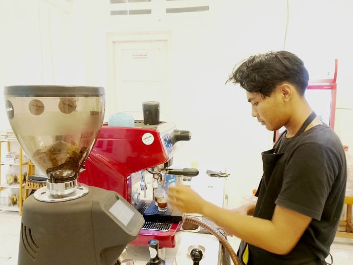 FOKUS: Barista Kafe Niki Kopi tengah meracik pesanan pelanggan, Kamis (11/9). (UBAIDILLAHIR RAIE/JPRM)