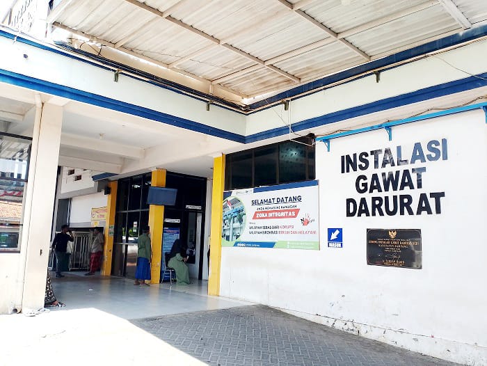 FASKES RUJUKAN: Warga tengah berada di halaman RSUD dr Mohammad Zyn Sampang Jumat (26/9). (UBAIDILLAHIR RAIE/JPRM)
