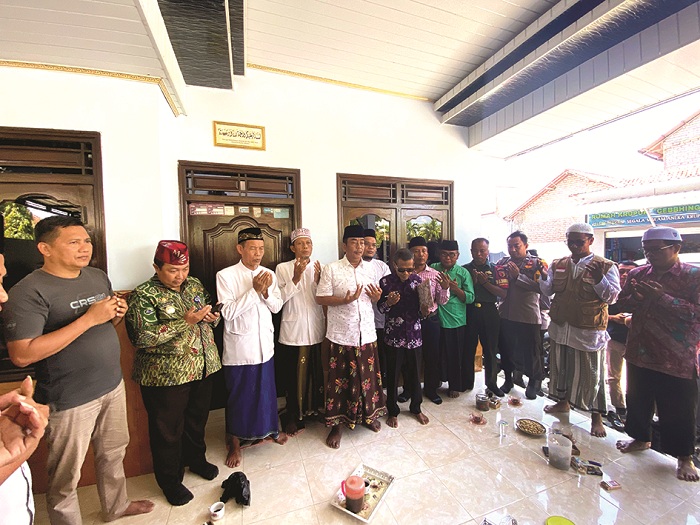 JALUR LANGIT: Bambang Budianto (lima dari kiri) berdoa usai mengucapkan sumpah di Pamekasan, Kamis (25/9). (ISTIMEWA)