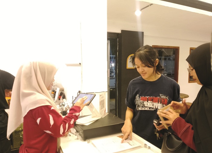 RAMAI: Pengunjung sedang memesan minuman dan makanan di Kafe Niki Kopi, Kamis (11/9). (UBAIDILLAHIR RAIE/JPRM)