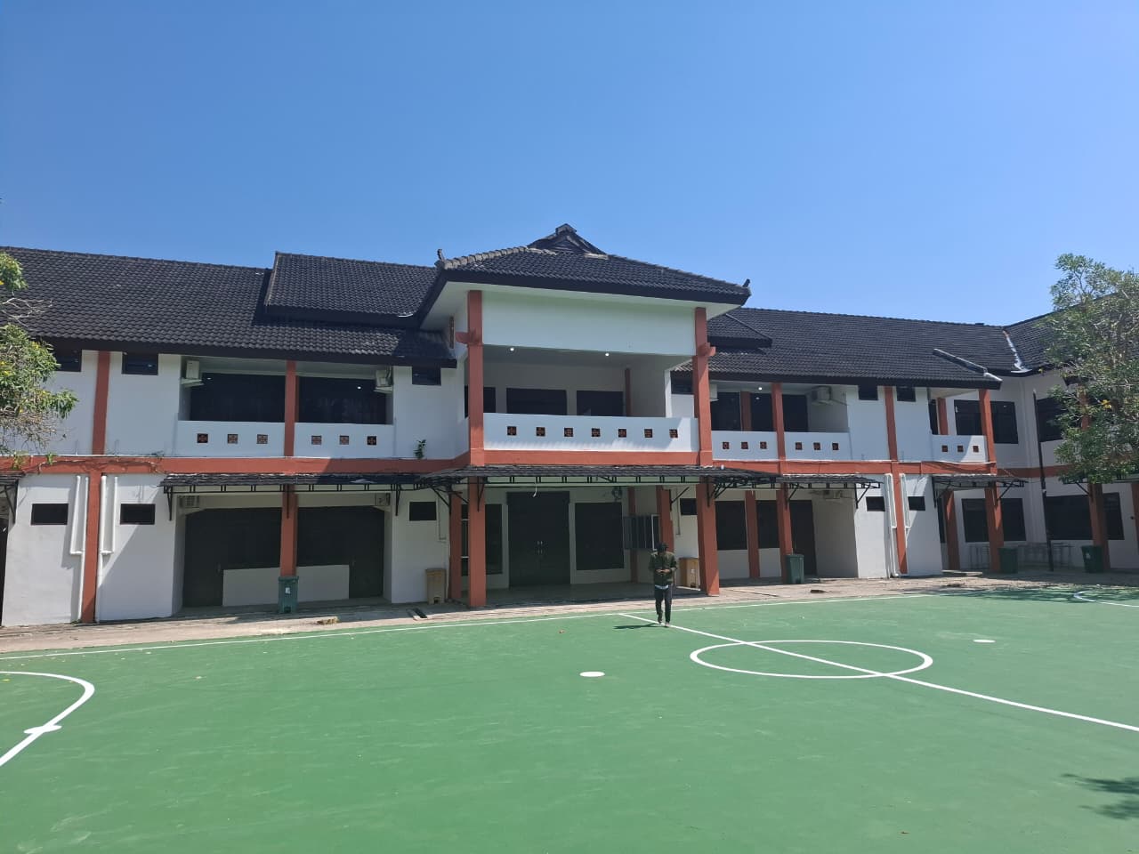 SEPI: Masyarakat mengunjungi gedung SKD yang diproyeksikan sebagai gedung Sekolah Rakyat di Kecamatan Batuan, Selasa (23/9).