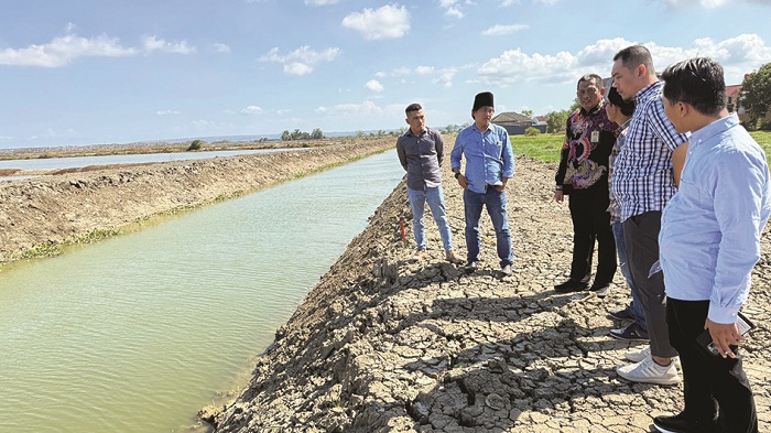 TELITI: Anggota Komisi III DPRD Sumenep melakukan sidak ke dua proyek penanganan banjir, Kamis (25/9). (DPRD UNTUK JPRM)