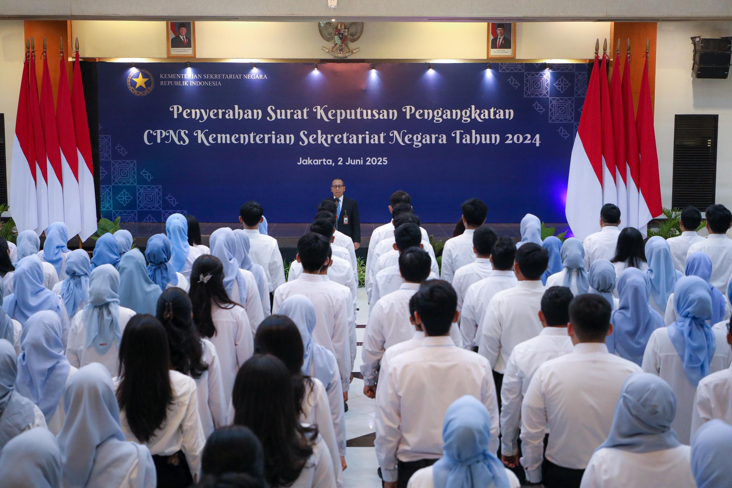 Penyerahan Surat Keputusan pengangkatan CPNS