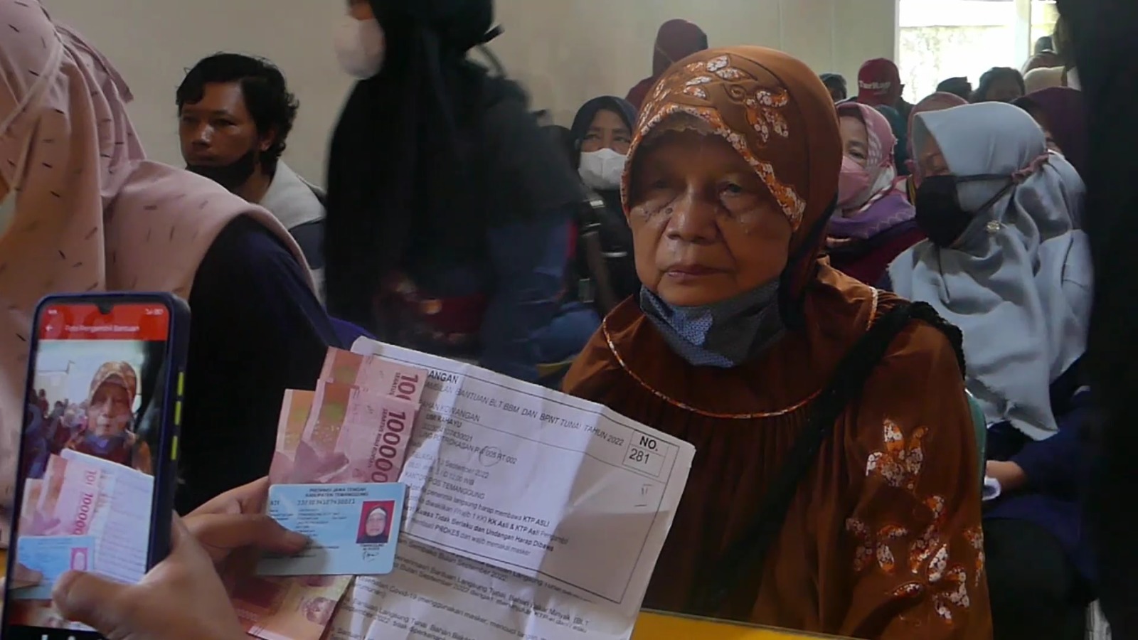 Warga diferivikasi saat penyaluran bansos