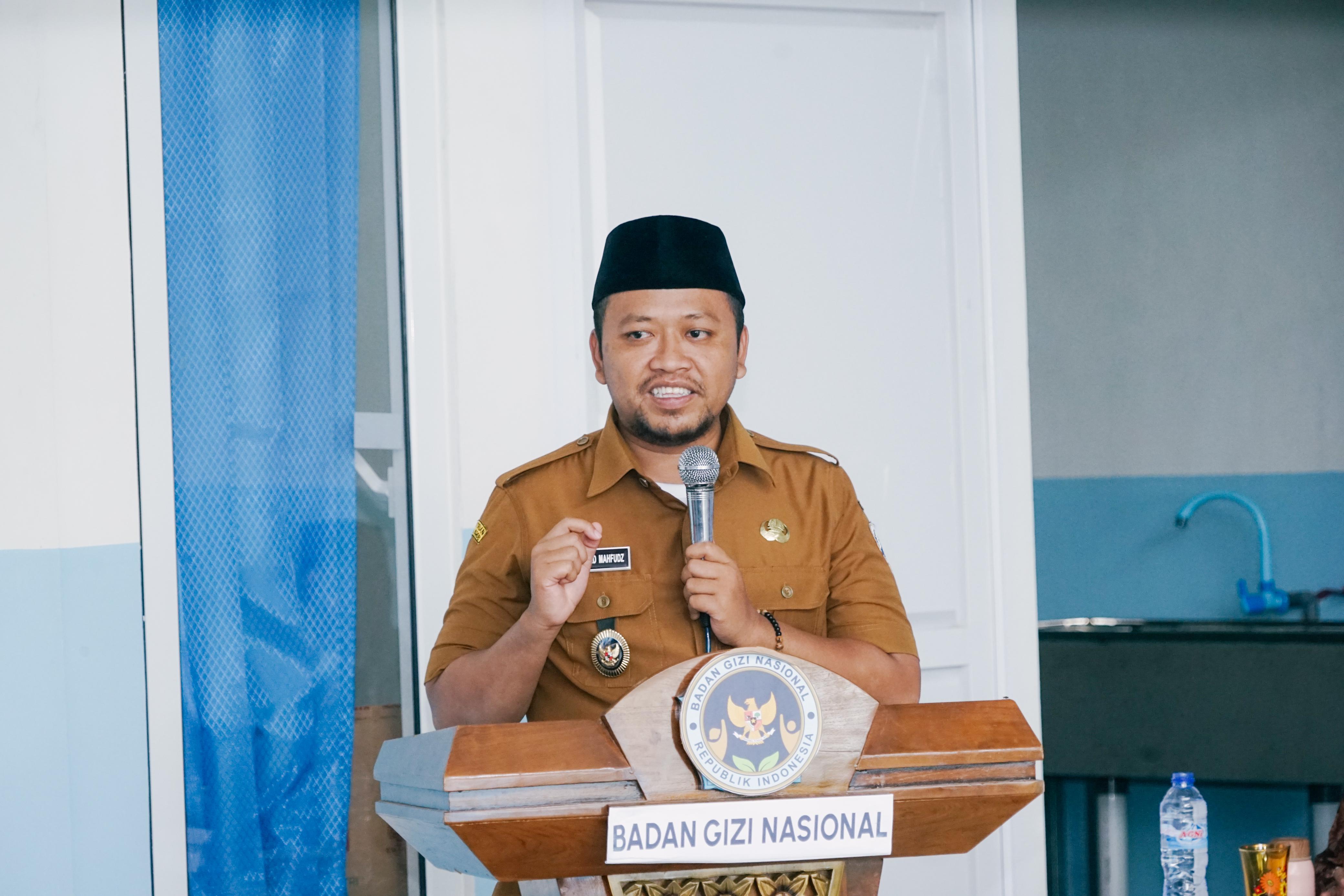 KHARISMATIK: Wabup Sampang Ahmad Mahfudz menyampaikan sambutan saat peresmian dapur MBG di desa Asemjaran, Banyuates, Sampang, Selasa (19/8).