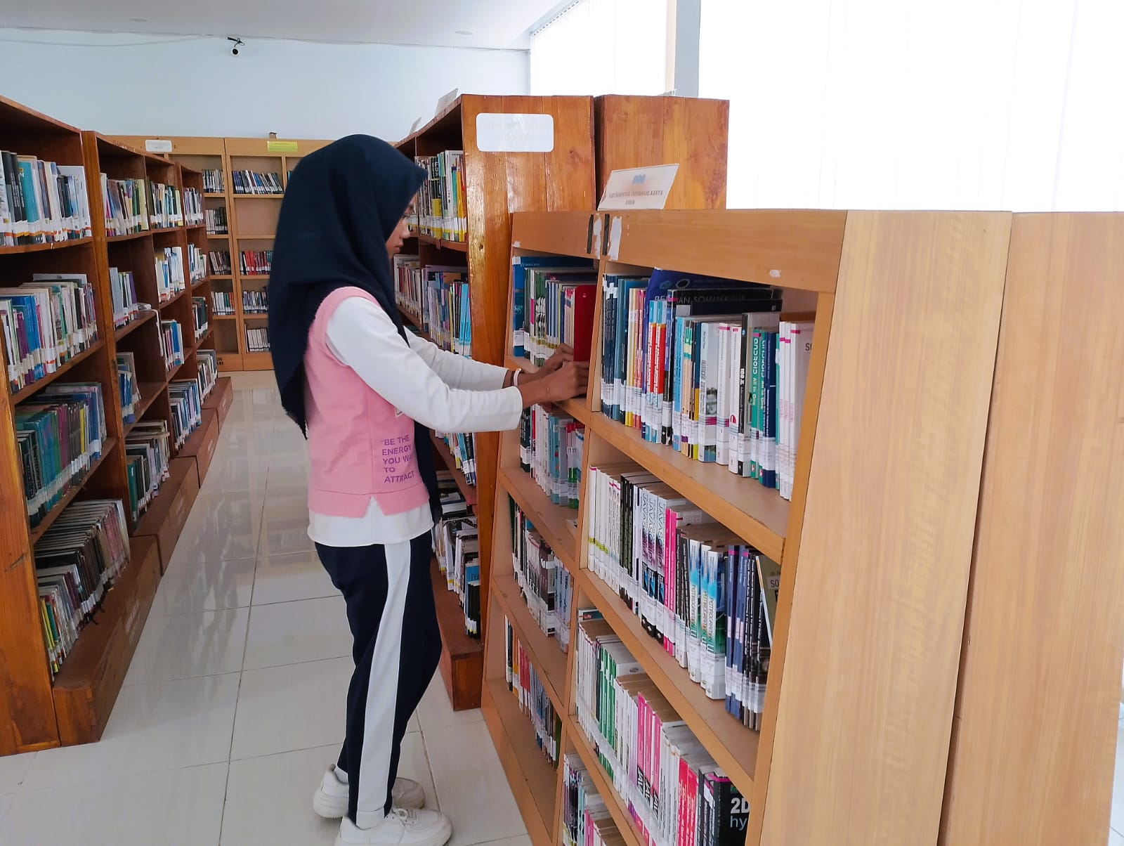 AKTIF: Pengunjung sedang memilih buku di kantor perpusda yang terletak di Jalan Merapi Sampang, Jumat (26/09).