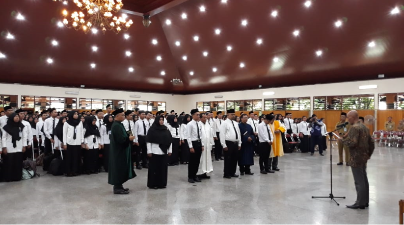 Para peserta CPNS saat proses penyerahan SK pengangkatan