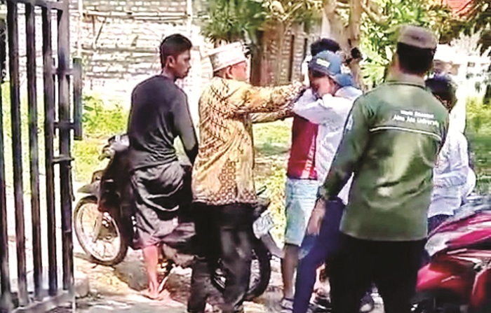 KORBAN PENGANIAYAAN: Pelaku menganiaya korban AS di Desa Tenggun Dajah, Kecamatan Klampis, Senin (28/4). (SUHERMAN UNTUK JPRM)