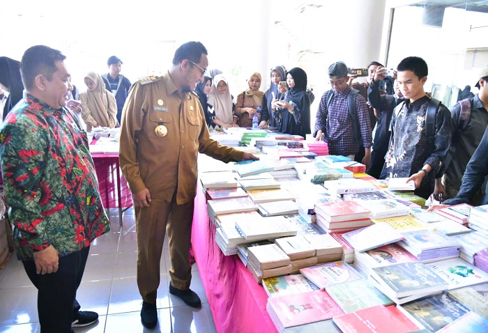 PENUH SEMANGAT: Bupati Sumenep Achmad Fauzi Wongsojudo melihat sejumlah buku di Festival Literasi di kampus Uniba Madura Senin (22/9). (PROKOPIM SUMENEP UNTUK JPRM)