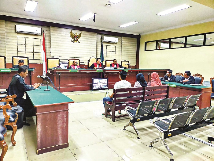 NAIK BANDING: Tiga terdakwa tipikor pokmas di Desa Banjarbillah, Kecamatan Tambelangan, Sampang, mengikuti sidang putusan di Pengadilan Tipikor Surabaya, Selasa (23/9). (KEJARI UNTUK JPRM)