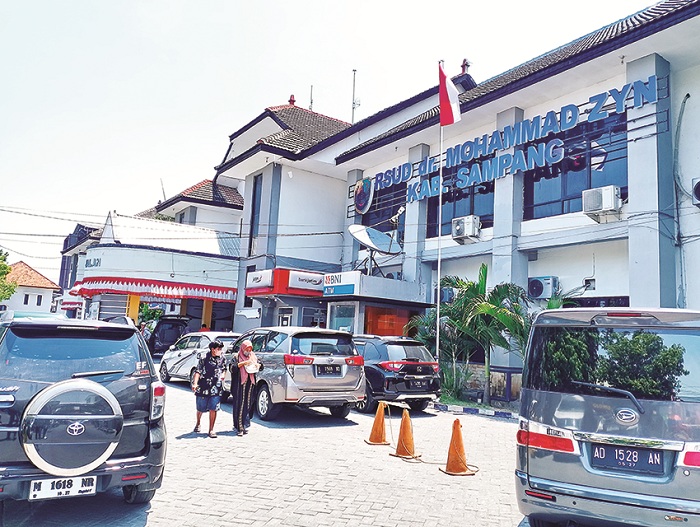 BERMASALAH: Warga tengah berada di area halaman RSMZ Sampang, Jumat (26/9). (UBAIDILLAHIR RAIE/JPRM)