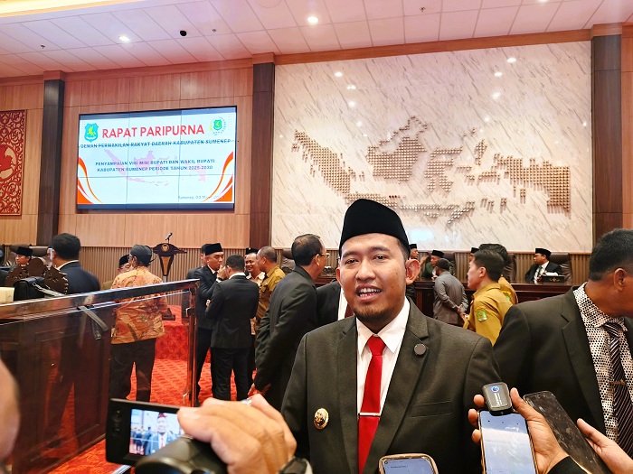 MELAYANI: Bupati Sumenep Achmad Fauzi Wongsojudo saat diwawancarai sejumlah awak media di ruang paripurna DPRD Sumenep. (MOH. LATIF/JPRM)