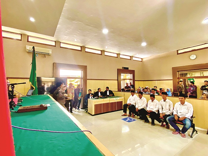 TEGANG: Para terdakwa PAW Kades Gugul mengikuti sidang vonis di Pengadilan Negeri Pamekasan, Kamis (24/7). (DOK JPRM)