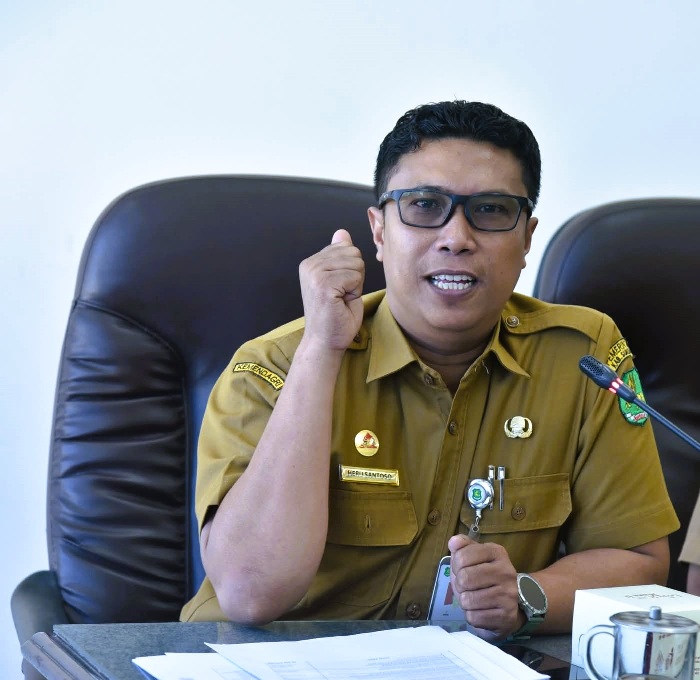MENJELASKAN: Kepala Disnaker Sumenep Heru Santoso saat ditemui di ruang kerjanya. (MOH. LATIF/JPRM)