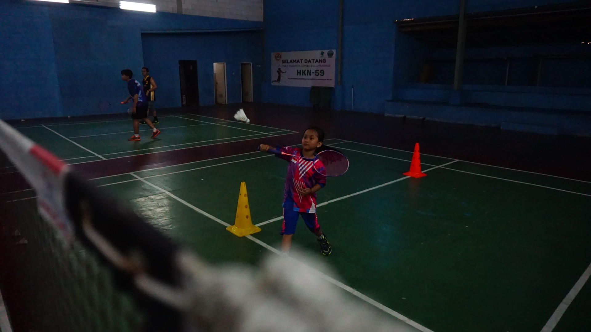 CALON ATLET ANDAL: Atlet bulu tangkis Kabupaten Bangkalan melaksanakan latihan di lapangan millennial badminton tahun lalu.