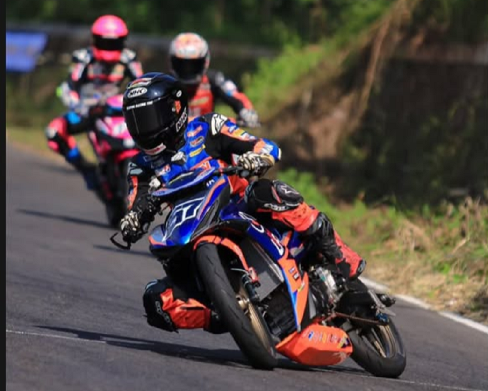 KENCANG: Robby Sakera mengikuti kualifikasi LFN HP969 Road Race Championship ronde kedua di Sirkuit Mijen, Semarang, Sabtu (27/9).