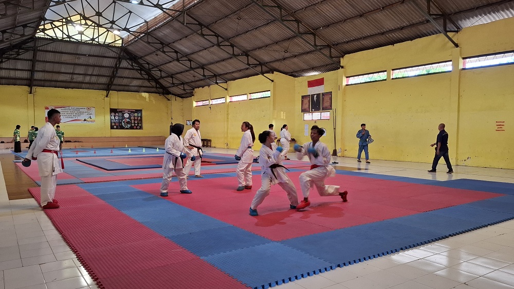 FOKUS: Atlet FORKI Sumenep melakukan latihan rutin di GOR A. Yani di Desa Pabian, Kecamatan Kota, Kamis (5/6).