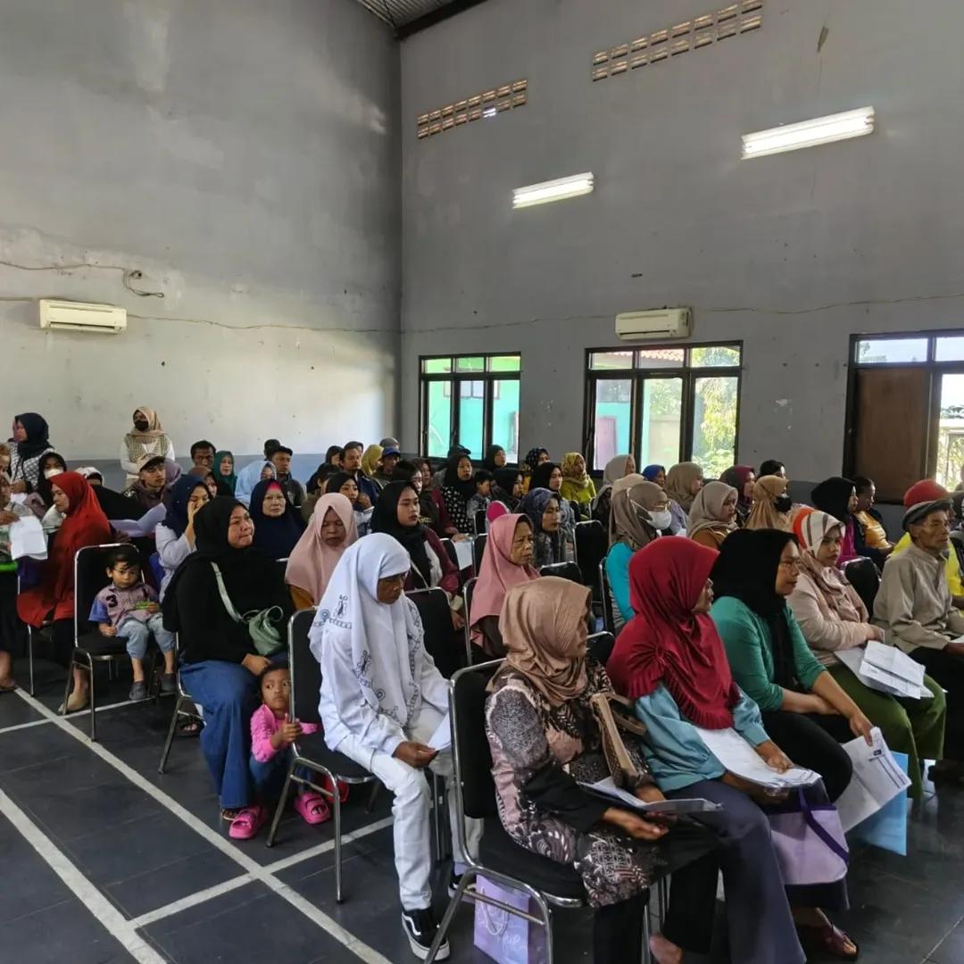Para penerima bansos berkumpul untuk menerima penyaluran bantuan.