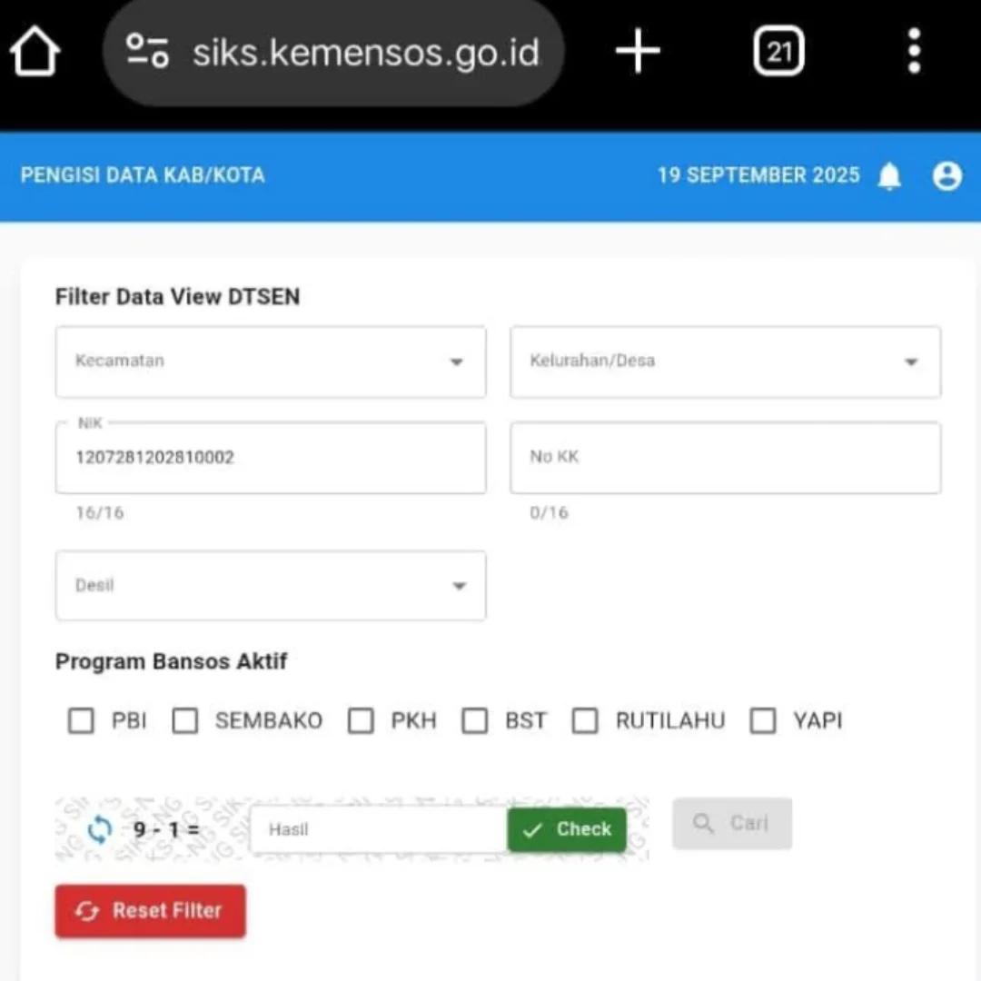 Tangkapan layar proses pengecekan bansos melalui HP.