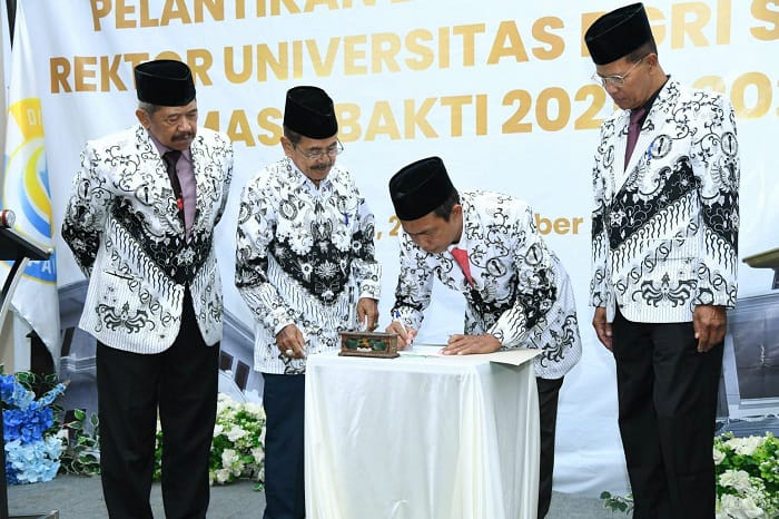 FOKUS: Rektor UPI Sumenep Asmoni saat menandatangani pakta integritas dalam proses pelantikan dan pengukuhan di Hotel De Baghraf Sumenep Senin (29/9). (PROKOPIM UNTUK JPRM)