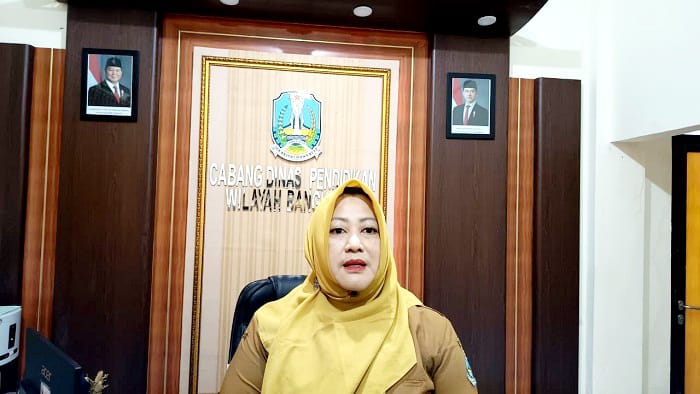 BERI TANGGAPAN: Kepala Cabdindik Provinsi Jatim Wilayah Bangkalan Pinky Hidayati saat dimintai keterangan di kantornya Senin (29/9). (ZEINAL ABIDIN/JPRM)