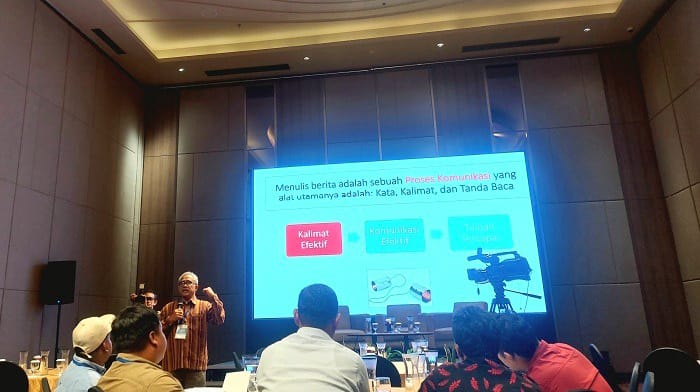 EDUKATIF: Direktur Eksekutif LPDS Kristanto Hartadi saat menyampaikan materi dalam acara pelatihan dan UKW di Hotel Morazen, Surabaya, Senin (29/9). (JUNAIDI PONDIYANTO/JPRM)