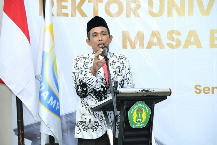 TEGAS: Rektor UPI Sumenep Asmoni saat menyampaikan sambutan di hadapan para undangan dalam prosesi pelantikan dan pengukuhan di Hotel De Baghraf Sumenep Senin (29/9). (PROKOPIM UNTUK JPRM)