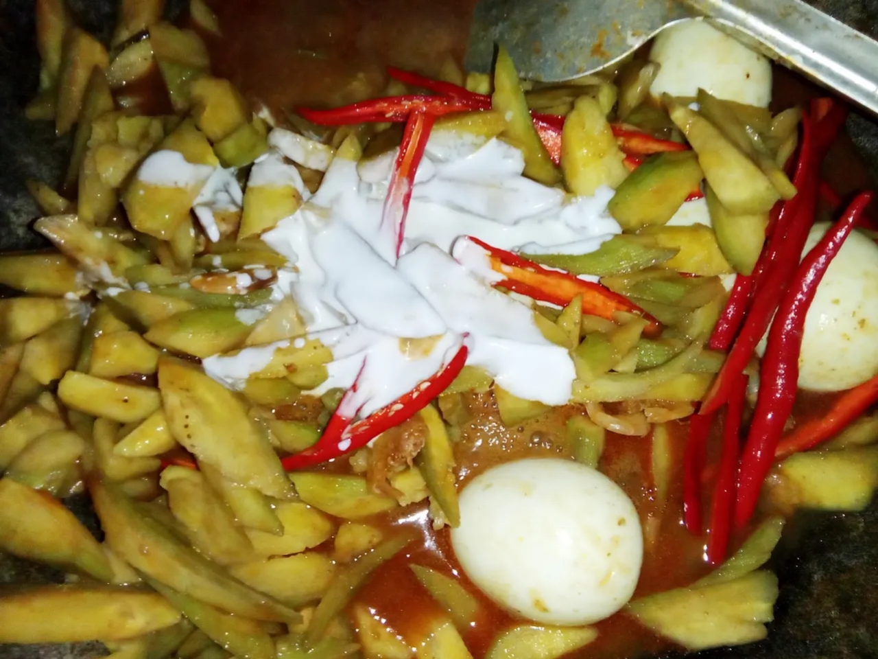 Gulai pisang telur sebelum matang