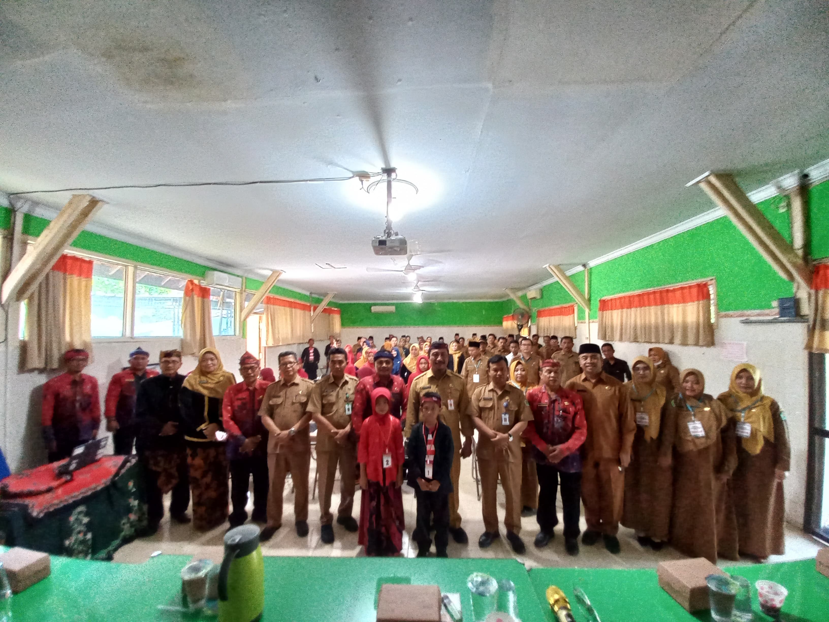 BERSEMANGAT: Para pemateri dan peserta berfoto bersama.
