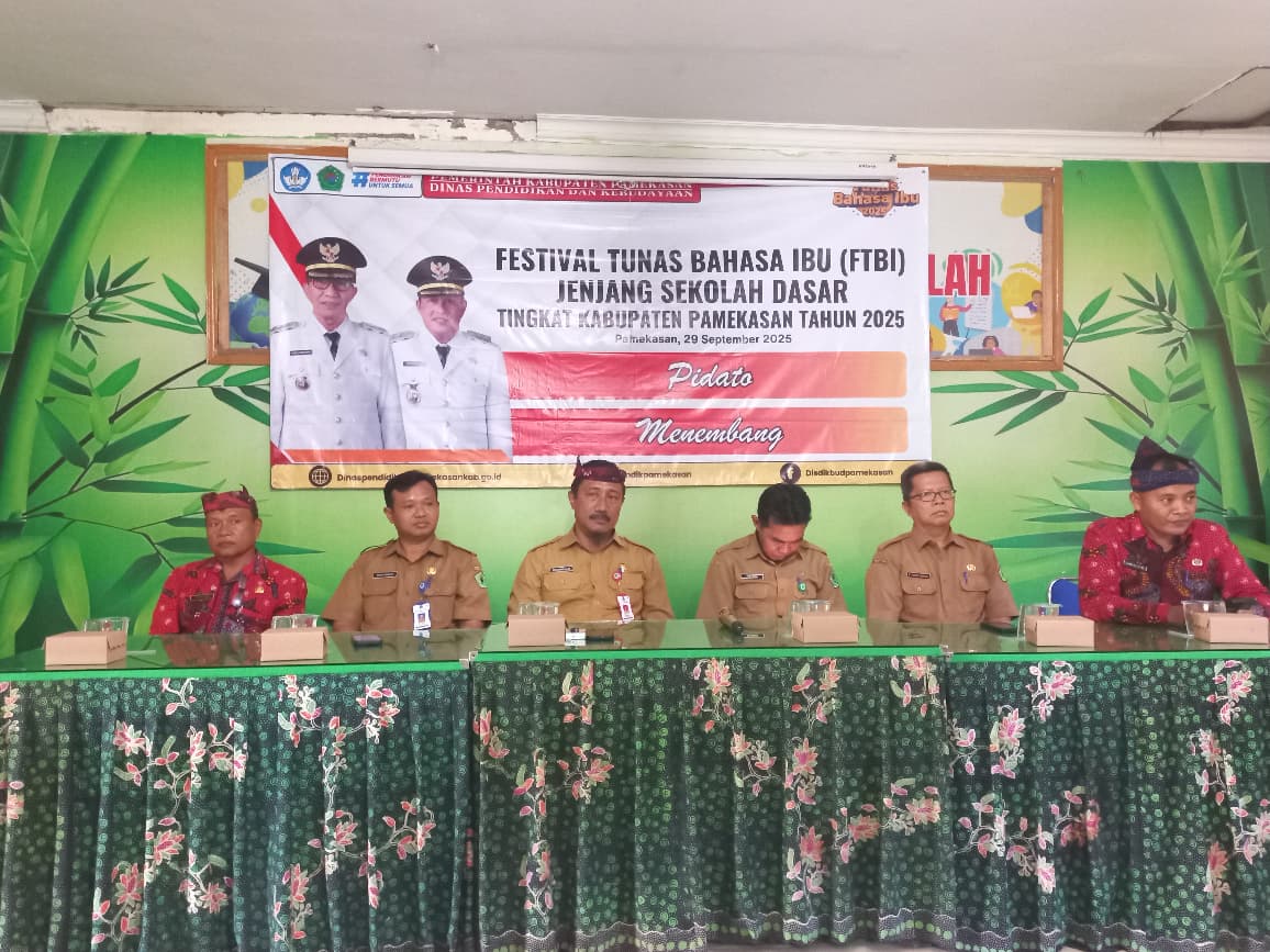 EDUKASI: Kepala Disdikbud Pamekasan Mohammad Alwi (pakai odheng) didampingi Kabid Pembinaan SD Taufik Hidayat di Aula Kantor PKG Kecamatan Pamekasan, Senin (29/9).