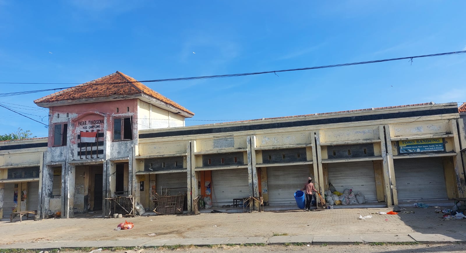 PUSAT EKONOMI: Warga berada di area Pasar Tradisional Camplong, Desa Dharma Camplong, Kecamatan Camplong, Minggu (14/9).