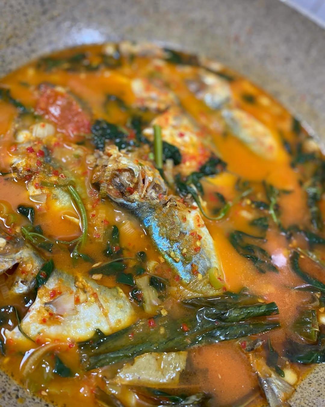 Woku ikan kembung menghadirkan kekayaan rasa dari Sulawesi Utara ke meja makan keluarga.
