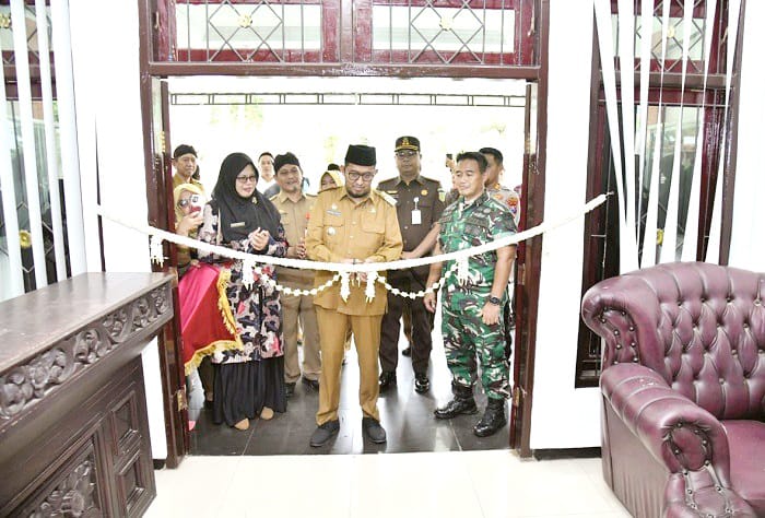 RESMI: Bupati Sumenep Achmad Fauzi Wongsojudo menggunting pita saat meresmikan Sekolah Rakyat di SKD Batuan Selasa (30/9). (PROKOPIM SUMENEP UNTUK JPRM)