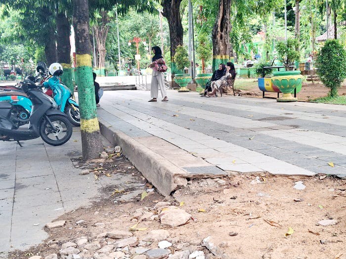 TEDUH: Warga bersantai di Taman Bunga Pottre Koneng Sumenep Selasa (30/9). (MOH. LATIF/JPRM)