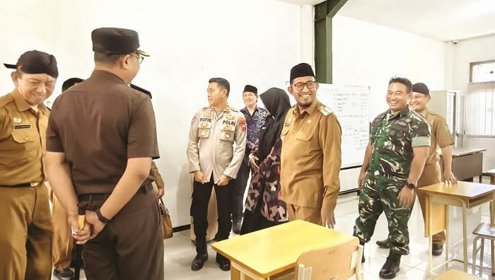 BERJALAN LANCAR: Bupati Achmad Fauzi Wongsojudo bersama forkopimda dan jajaran lainnya mengecek fasilitas Sekolah Rakyat di SKD Batuan usai peresmian Selasa (30/9). (PROKOPIM SUMENEP UNTUK JPRM)