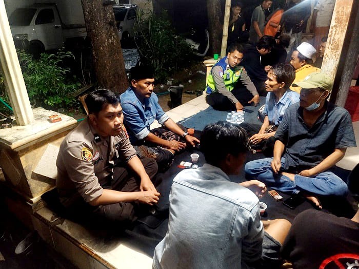BERKABUNG: Situasi di rumah santri di Dusun Tangkel, Desa Lomaer, Blega, Bangkalan, yang menjadi korban musala ambruk di Ponpes Al Khoziny Buduran, Sidoarjo, Selasa (30/9) dini hari. (POLSEK BLEGA)