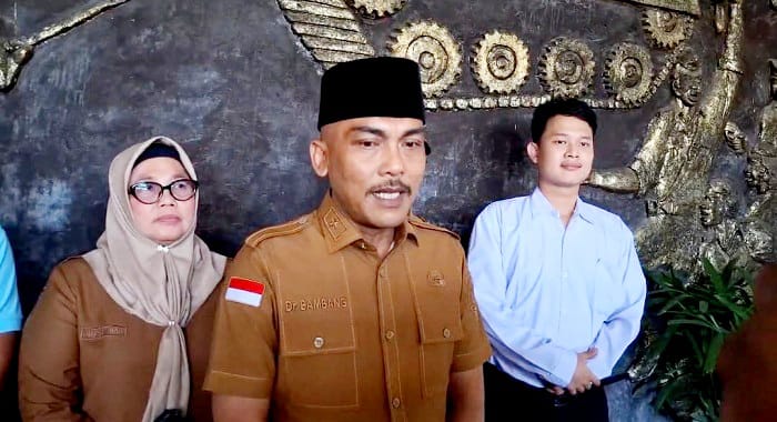 BERI PENJELASAN: Ketua tim Satgas MBG Bangkalan Bambang Budi Mustika beri keterangan usai memanggil kepala SPPG JK Resto Bumianyar, Tanjungbumi di kantor pemkab, Selasa (23/9). (ZEINAL ABIDIN/JPRM)