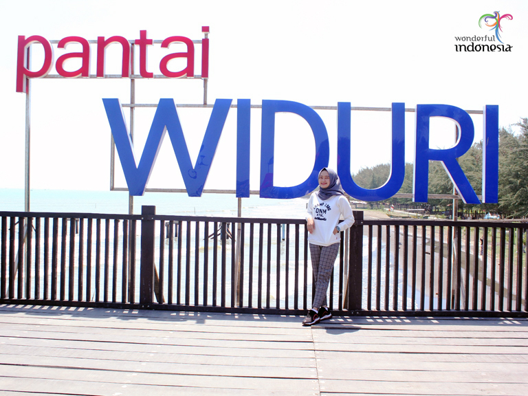 Pengunjung berfoto Pantai Widuri