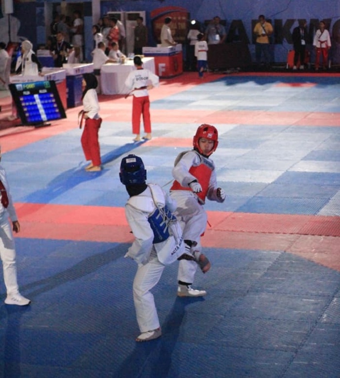 POTENSIAL: Atlet taekwondo Bangkalan sudut merah saat bertanding di Internasional Taekwondo Championship Panglima TNI Cup 2025 di GOR Ahmad Yani Jakarta Timur, Minggu (28/9). (TI BANGKALAN UNTUK JPRM)