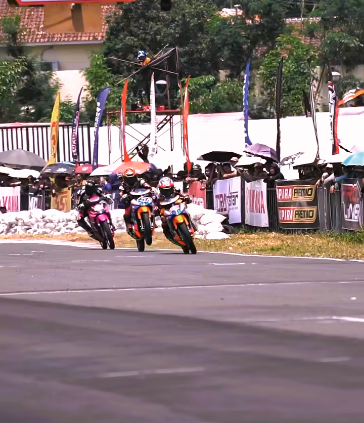 BALAPAN: Robby Sakera 157 saat mengikuti balap LFN HP969 Road Race Championship ronde kedua di sirkuit Mijen, Semarang, Minggu (27/9).