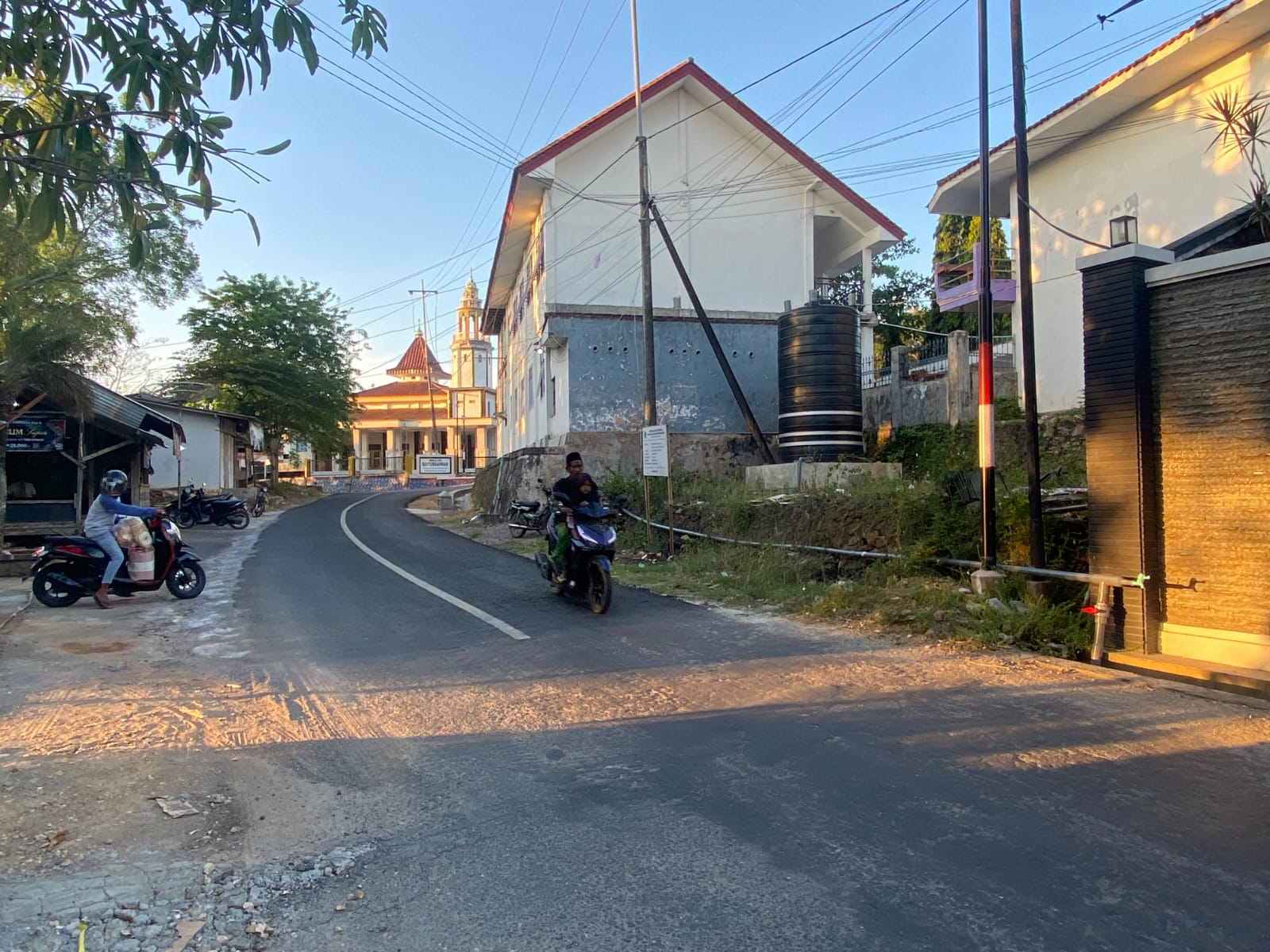 INFRASTRUKTUR: Pengendara motor melintas di Jalan Kertagena Tengah, Kecamatan Kadur, Jumat (19/9).