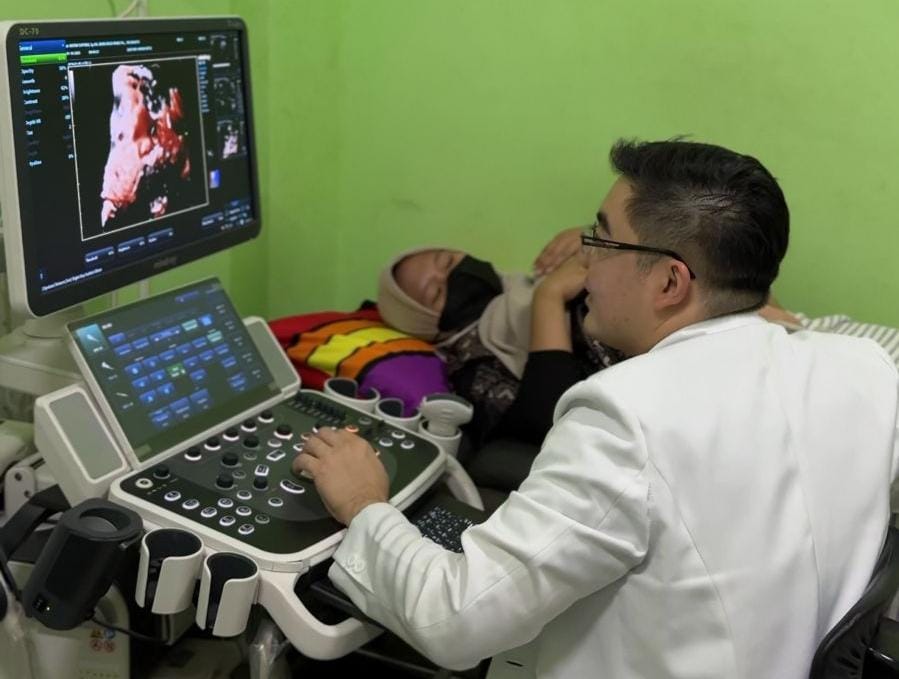 PELAYANAN OPTIMAL: dr Anton Supono memberikan melayani kepada pasien dengan USG 5D beberapa waktu lalu.