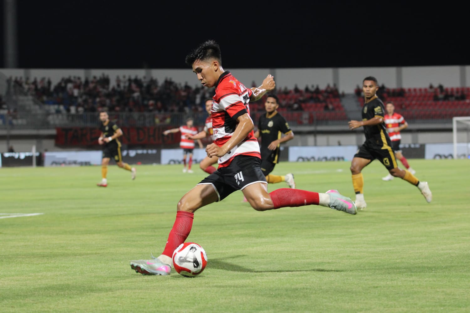 GESIT: Taufany Muslihuddin menunjukan skill bermainnya saat melawan Bhayangkara FC di Stadion Gelora Madura Ratu Pamelingan Jumat (12/9).
