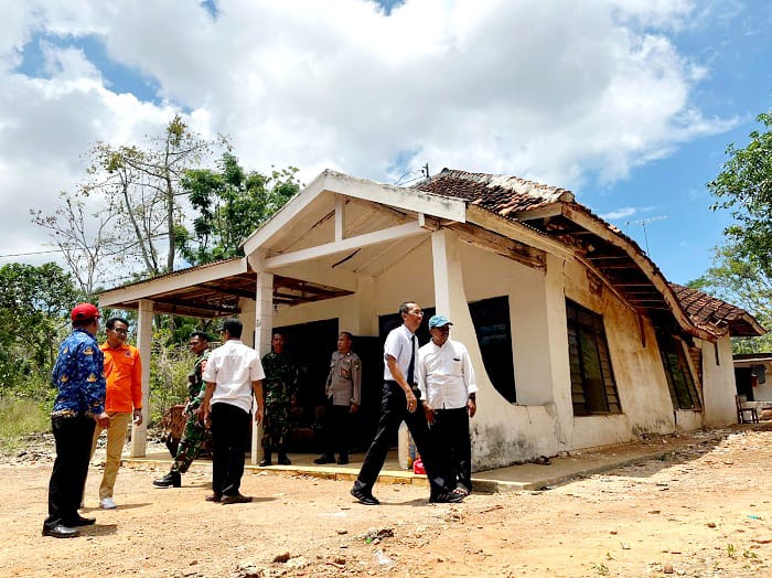 MELAYANI: Asisten Administrasi Umum Setkab Sumenep, Ferdiansyah Tetrajaya turun langsung meninjau rumah warga terdampak gempa di Desa Gapurana, Kecamatan Talango, Rabu (1/10). (MOH. IQBAL/JPRM)