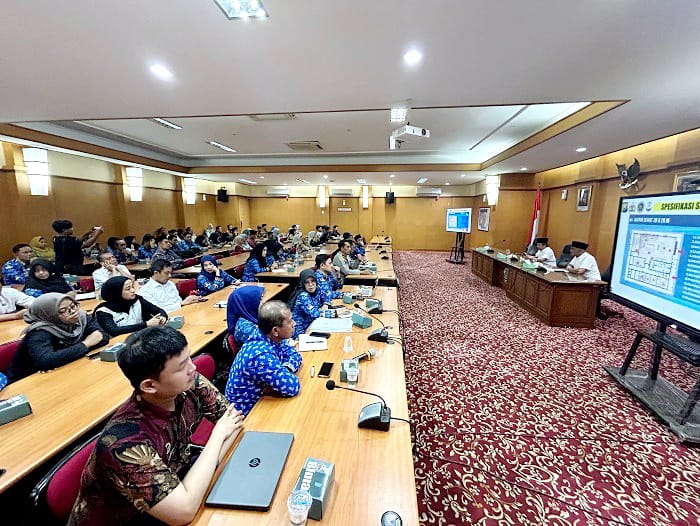 DEMI KEMASLAHATAN: Tim Satgas MBG Bangkalan memanggil belasan kepala SPPG di Aula Diponegoro Pemkab Bangkalan Rabu (1/10). (VIVIN AGUSTIN HARTONO/JPRM)