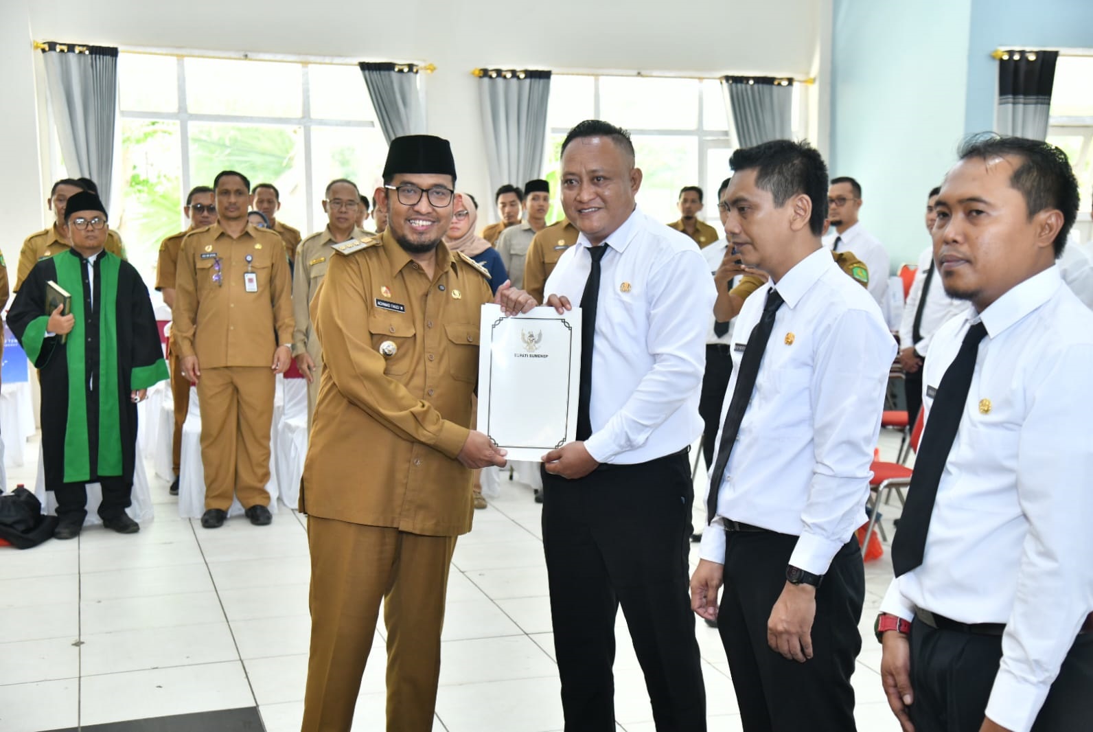 SELAMAT: Bupati Sumenep Achmad Fauzi Wongsojudo menyerahkan SK PPPK di Gedung Korpri, Selasa (30/9).