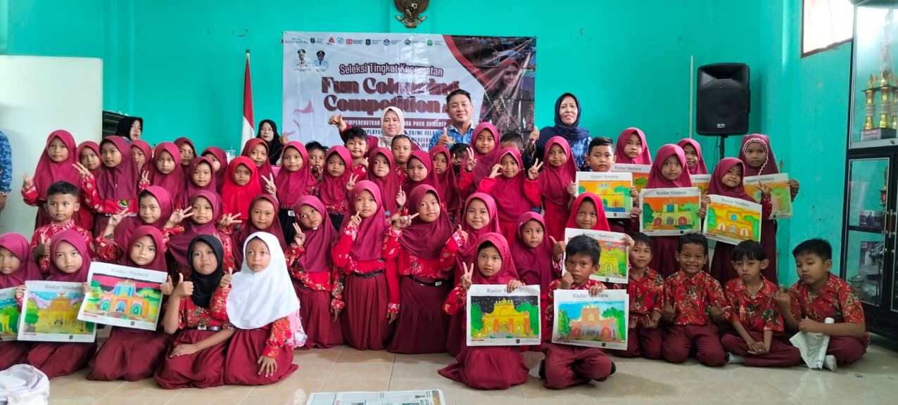 SEMANGAT: Belakang dari kanan, Ketua K3S SD Kalianget, Pengawas SD Kalianget, dan Ketua Panita berfoto bersama perwakilan peserta di gedung sekretariat bersama Kecamatan Kalianget .